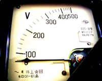 Imagen de voltímetro analógico.