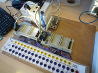 Autómata programable. Imagen de PLC con tarjetas de entradas y salidas.