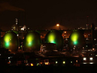 Imagen de edificio con iluminación de exterior.