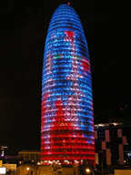 Imagen de Torre Agbar con iluminación.