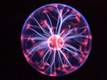 Imagen de lámpara de plasma que funciona con corrientes de alta frecuencia y voltaje.