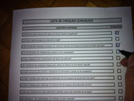 Imagen de persona cumplimentando una lista de chequeo (checklist).