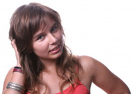 Sofía se toca el pelo. Chica joven, es rubia, ojos claros, pelo largo y rubio y viste vestido rojo de tirantes, muy veraniego.