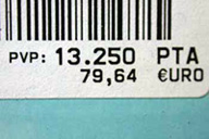 Una etiqueta con el código de barras que indica el PVP (Precio de Venta al Público) en pesetas y en euros. 