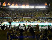 El sistema. Se  ve una cancha de un pabellón cubierto, con las gradas abarrotadas de público animando y a los jugadores en un tiempo muerto.