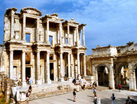 Ruinas de la biblioteca de Celso en Éfeso, Turquía. Una fachada de dos plantas, con columnas, de época romana. 