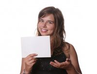 Sofía mostrando un folio como inicio de una propuesta de negocio. Imagen de Sofía mostrando un folio en blanco para desarrollar una propuesta de negocio.