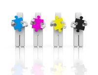 Conjunto de personas con piezas de un puzzle sin componer.