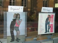 Escaparate con la portada del CD de música con la BSO de la película Pretty Woman, y otra portada humorística imitando a la anterior con 2 hombres disfrazados dela pareja de actores, uno disfrazado de mujer.