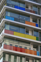 Edificio del INE de estilo moderno con múltiples paneles de colores en la fachada.