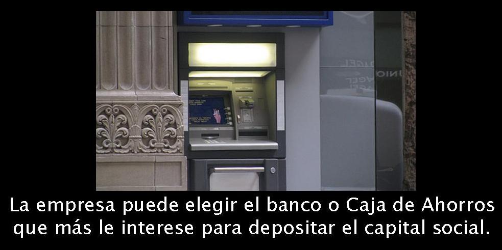 Cajero automático. Composición fotográfica en la que se aprecia un cajero automático y un texto debajo que dice “La empresa puede elegir el banco o caja de ahorros que más le interese para depositar el capital social”.