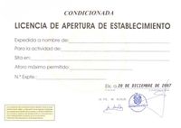  Imagen que muestra una licencia de apertura de establecimiento. En la parte superior de la licencia aparece el texto “condicionada” en mayúsculas, y debajo el texto “licencia de apertura de establecimiento” también en mayúsculas. Debajo aparecen varias secciones para ser rellenadas, las cuales comienzan con los textos: expedida a nombre de, para la actividad de, sita en, aforo máximo permitido y número de expediente. Debajo de esa sección, a la derecha, aparece la fecha la firma y el sello del organismo competente.