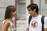 Fotografía en la que aparecen Helena (a la izquierda) y Luis (a la derecha) hablando en la calle. Ambos aparecen mirándose con actitud distendida y sonriendo.