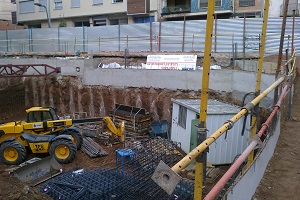 Imagen de un cerramiento de obra y de un cerramiento de señalización.