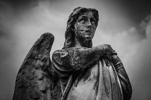 Imagen de la estatua de un mausoleo.