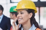 Imagen de Inés hablando por teléfono.