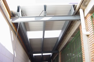 Imagen de una estructura realizada con vigas de acero laminado y correas de acero conformado en frío.
