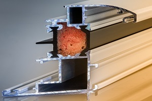 Imagen de un perfil de carpintería exterior en aluminio anodizado.