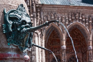 Imagen de una fuente realizada en bronce.