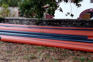 Imagen de un acopio de tubos de PVC.
