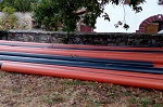 Imagen de acopio de tubos de PVC.