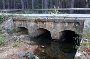 Imagen de un alcantarillado bajo carretera.