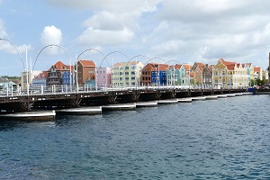 Imagen de pontón sobre bahía.
