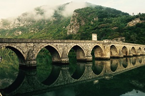 Imagen de un puente con estribo, pilas, tablero y pretil de piedra