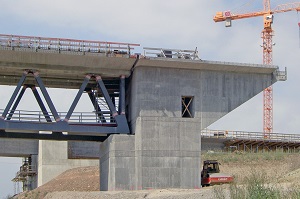 Imagen de tablero mixto de celosía de acero y losa de hormigón.
