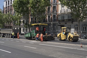 Imagen de un equipo asfaltando una calle.