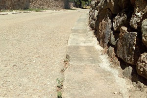 Imagen de una acera realizada con losa de piedra.