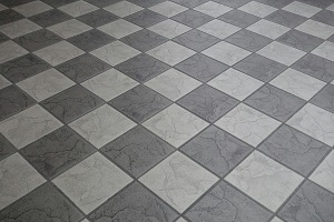 Imagen de un suelo con baldosa cerámica.