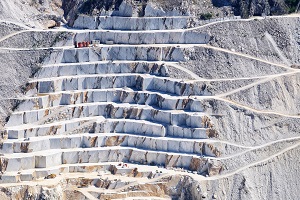 Imagen de una cantera de mármol.