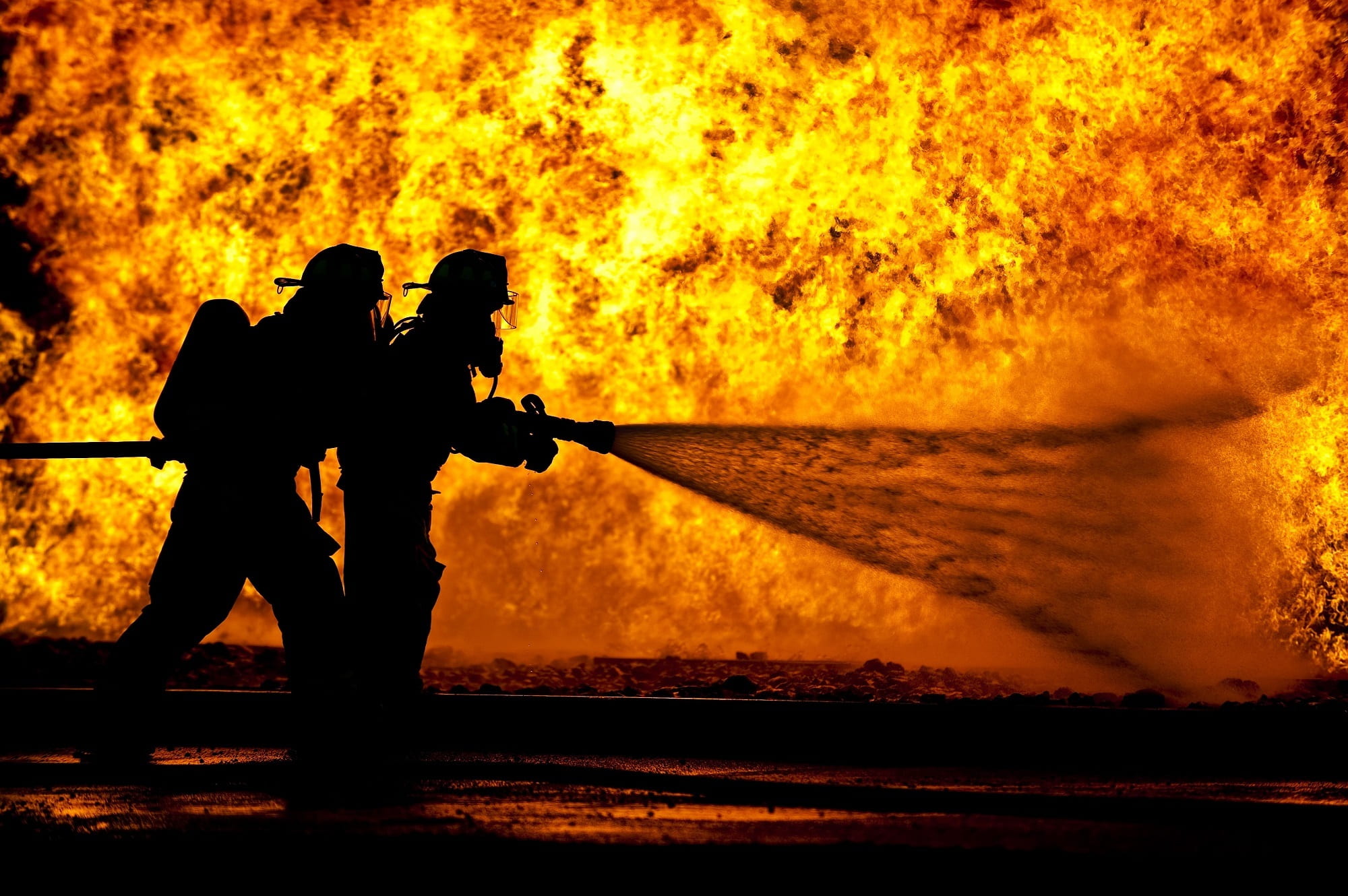 Bomberos frente a un incendio