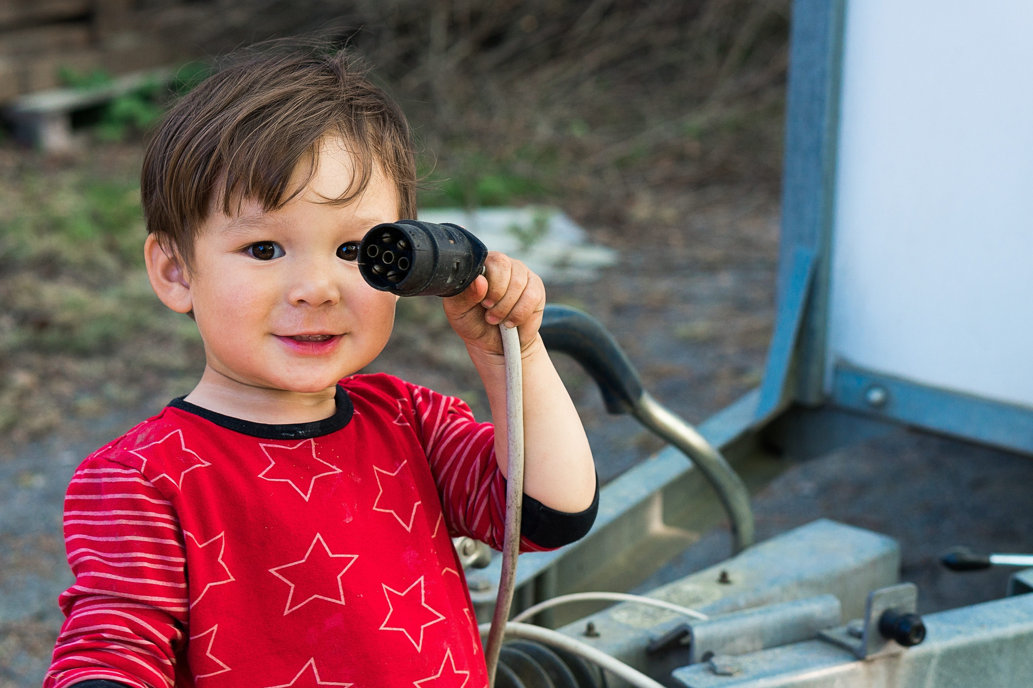 Niño sujetando un cable eléctrico