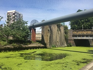 Tubería en núcleo urbano (Regent's Canal, Londres)