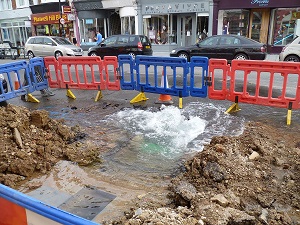 Ilustración de calle inundándose por fuga.