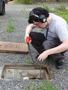Técnico usando un detector de fugas