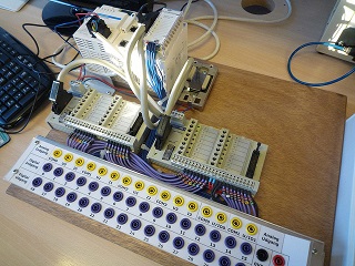 Imagen con las conexiones de un PLC. Pueden verse los cables de datos en la parte frontal de los equipos