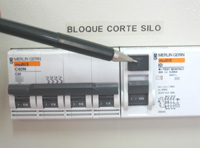  Muestra diferencial eléctrico en posición ON con la punta de un portaminas que indica botón de test. 