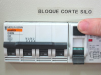 Muestra diferencial eléctrico en posición OFF  con un dedo presionando botón test. 