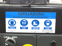 Muestra los Equipos de Protección Individualizada (EPIs) de la cepilladora.