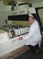 Muestra a Isidoro con los ejes de un CNC.