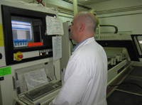 Muestra a Isidoro programando un CNC.