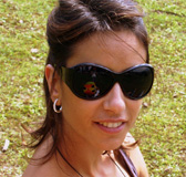 Ana con gafas de sol en el campo.