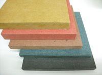 Muestras de tableros de fibras coloreados.