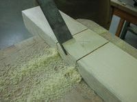 Vaciado de ensamble con corte longitudinal de formón.