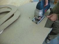 Realizando corte con caladora.
