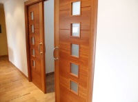 Puerta corredera de dos hojas vidrieras.