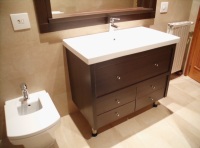 Mueble de baño para alojamiento de lavabo de tablero melaminizado imitando a madera de wenge. 